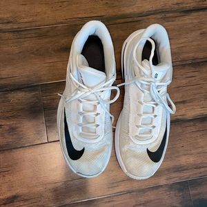 white nike basketball shoes